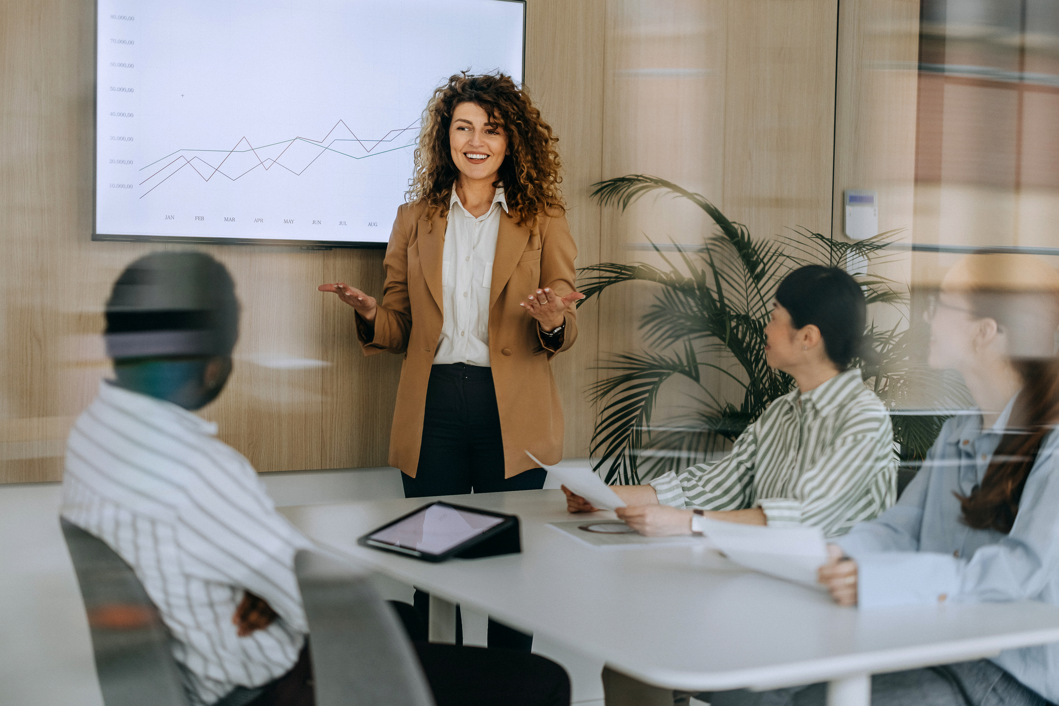 Presenter discussing fiber broadband network utilization strategy with colleagues