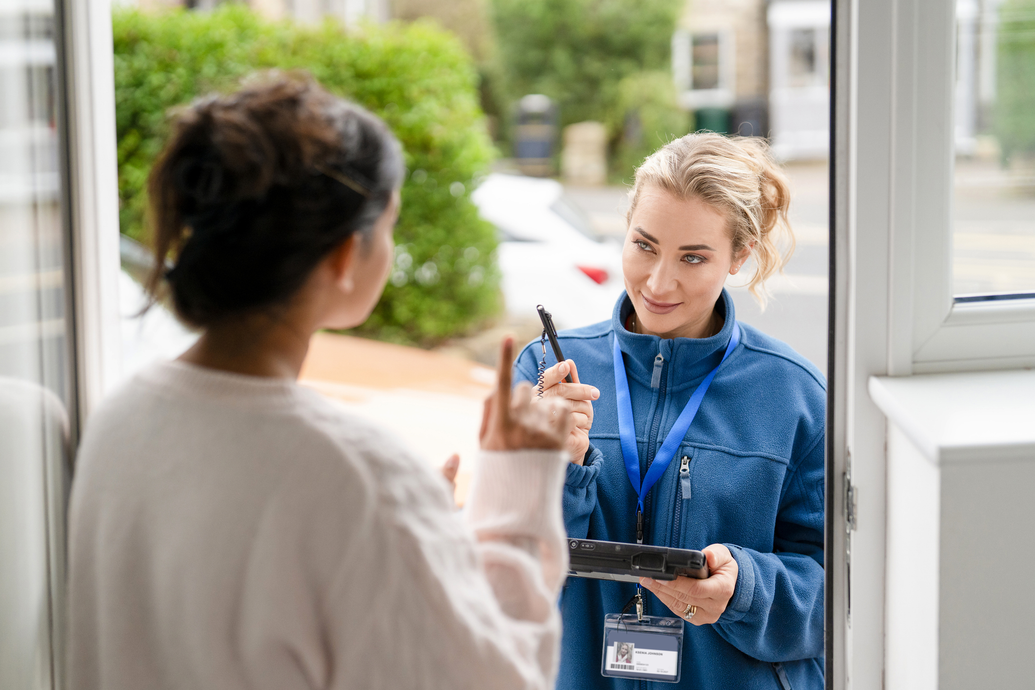 Fiber sales representative speaking with a homeowner at their front door